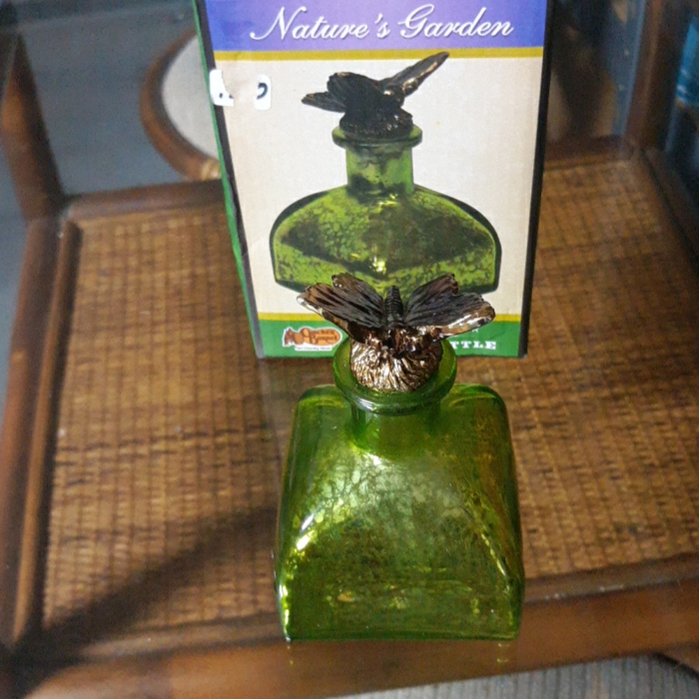 NIB.. Cracker Barrel Natures Garden Glass Bottle ( Sku Howie Shelf)